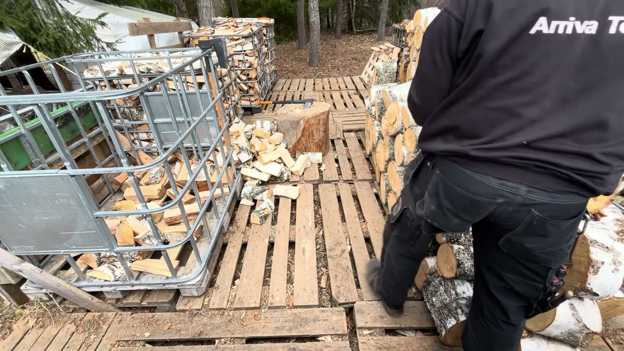 Fiskars X25 & N12 Hand splitting the last firewood before an upcoming surgery 🪓🌲🪵🔥🏡🇸🇪