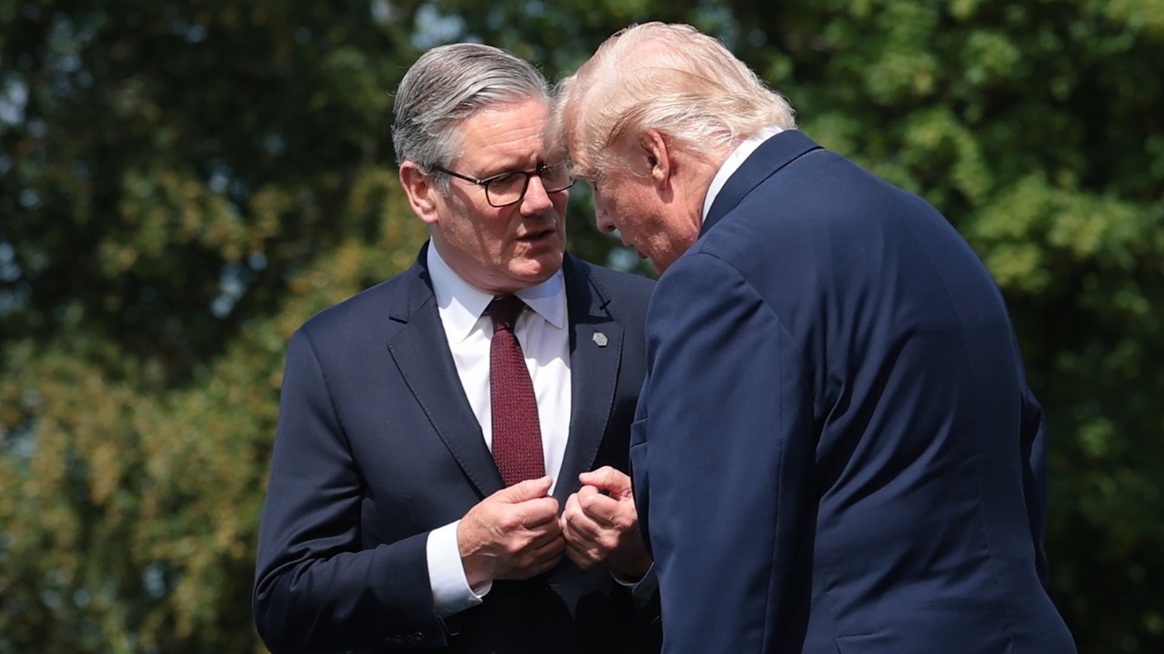 Кир Стармер подходит к Трампу на G7 &mdash; то, что он делает, вызывает МУРАШКИ ПО КОЖЕ