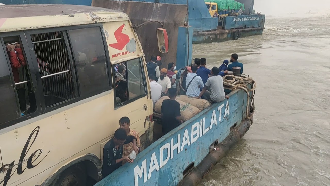 পদ্মার প্রবল স্রোতের কারনে ফেরি চলাচল বিঘ্ন