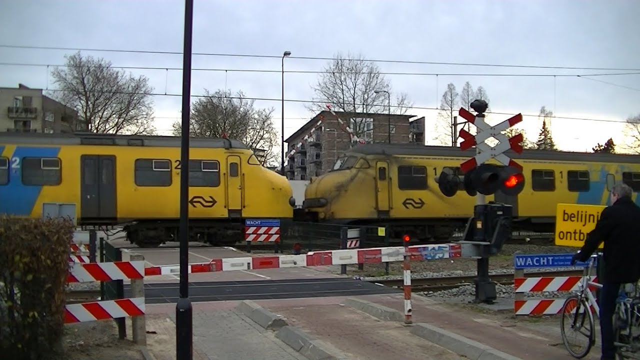 Spoorwegovergang Geleen-Lutterade // Dutch railroad crossing