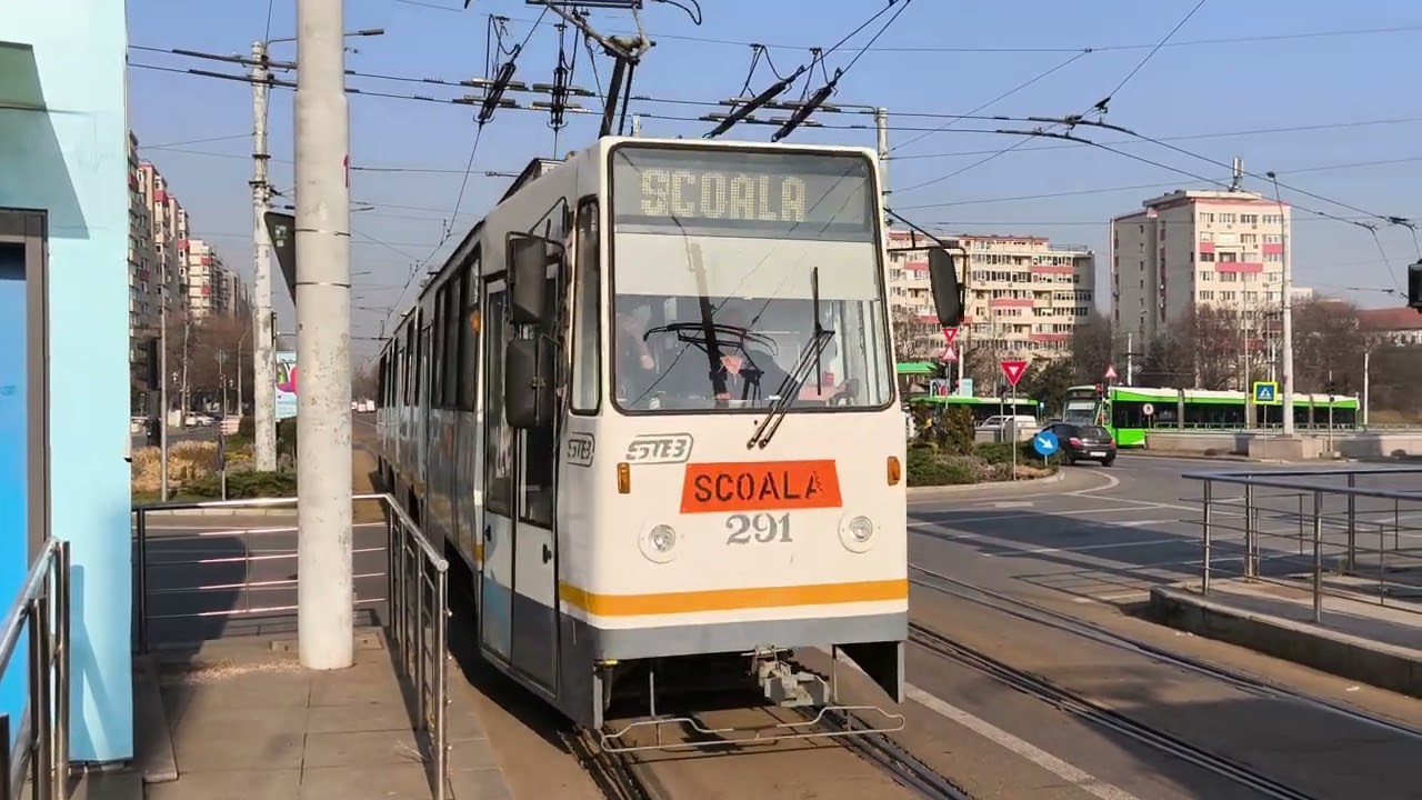 Tramvaiul V3A-93 291 (Școală) sosește în stația 