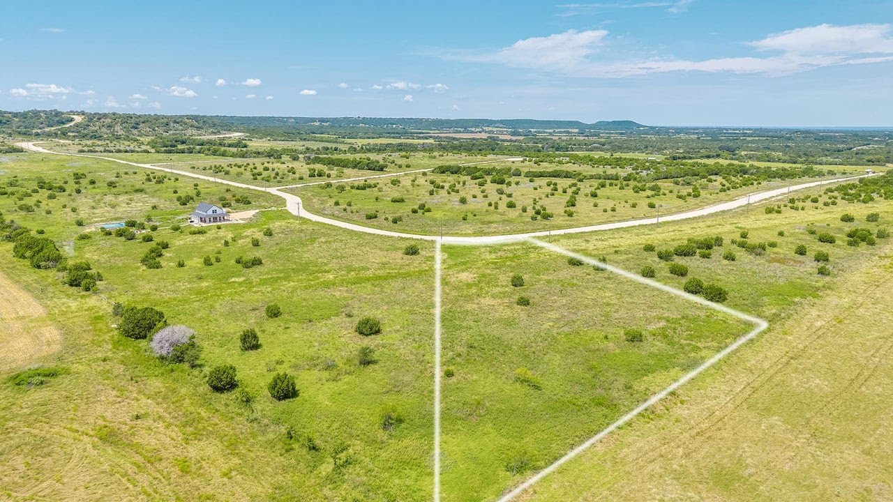1307 Hidden Vly Rd, Glen Rose, TX