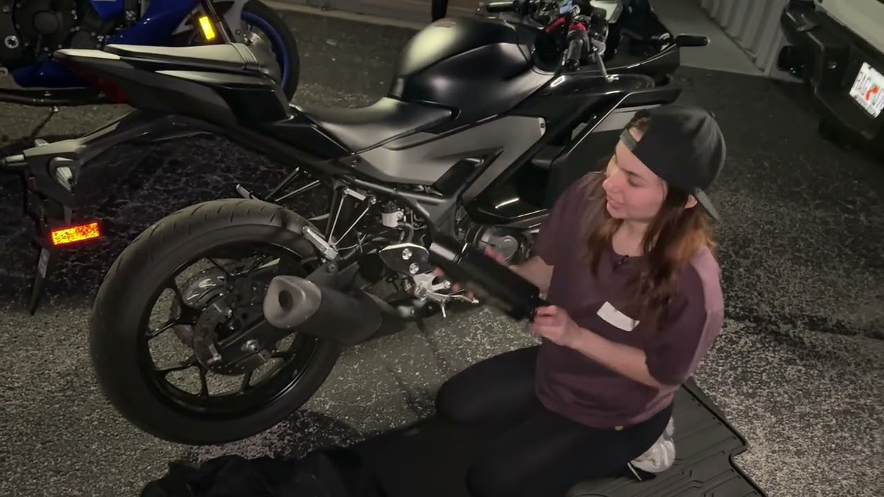 Cambiando el sonido de la #R3 #yamahar3 #yamahar1 #motogirl #mujeresmoteras  #raptor 