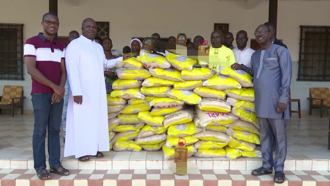 Un cadre de M’Bahiakro fait don de vivres à la communauté Catholique
