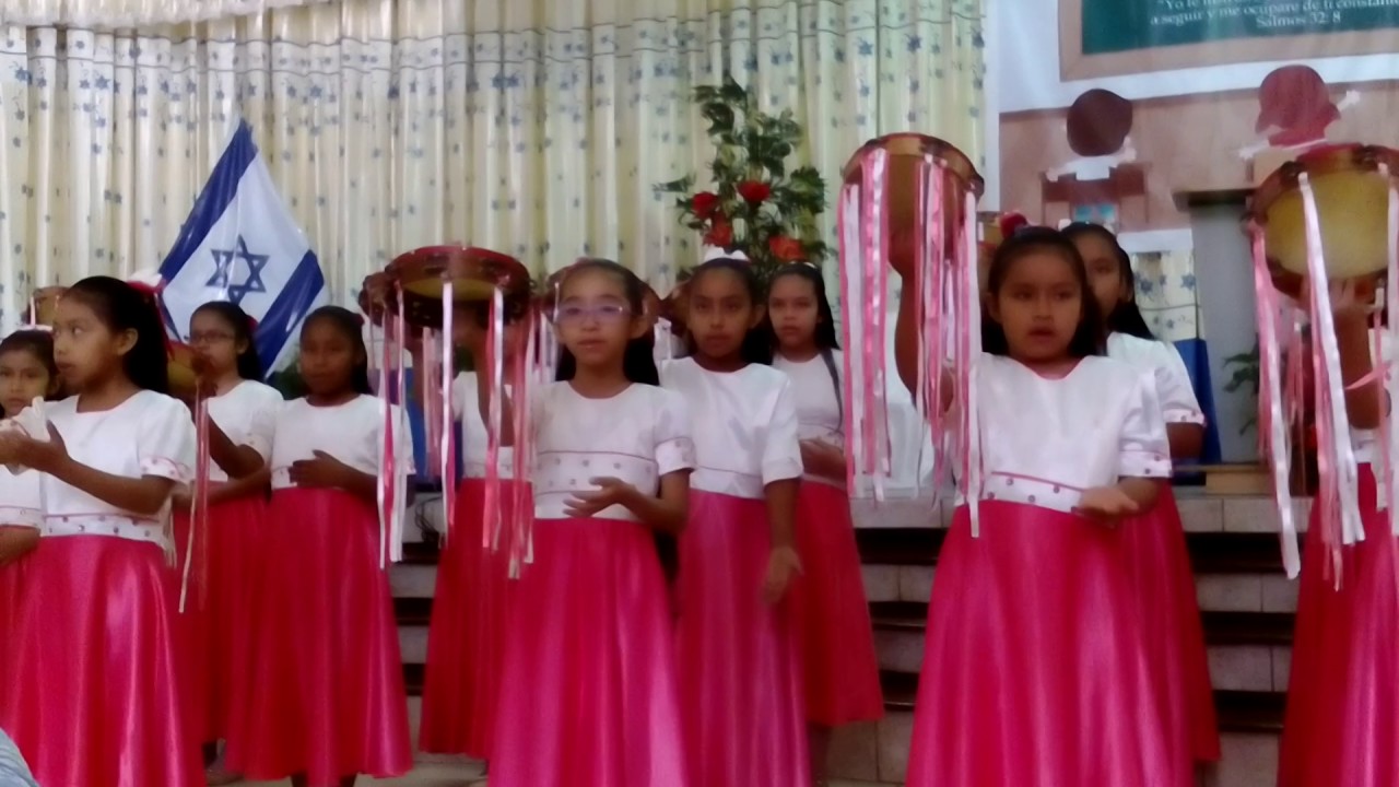 Niñas pandereteras de canto grande 