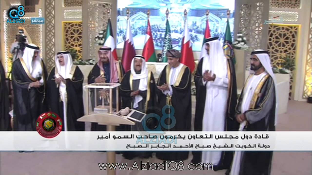 قادة الخليج يكرمون سمو أمير الكويت خلال القمة الخليجية في قطر بمناسبة منحة لقب قائد العمل الإنساني