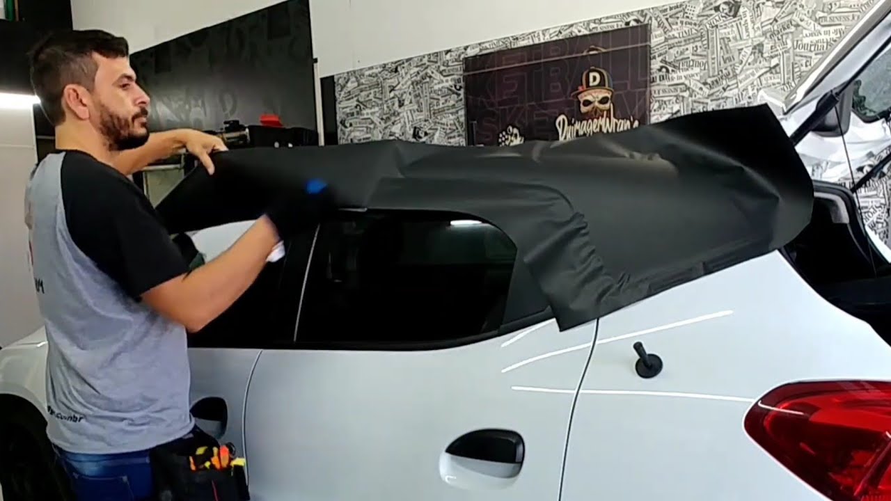Envelopamento Renault Kwid. Teto, colunas e aerofólio com adesivo da Alltak o Jateado Black.