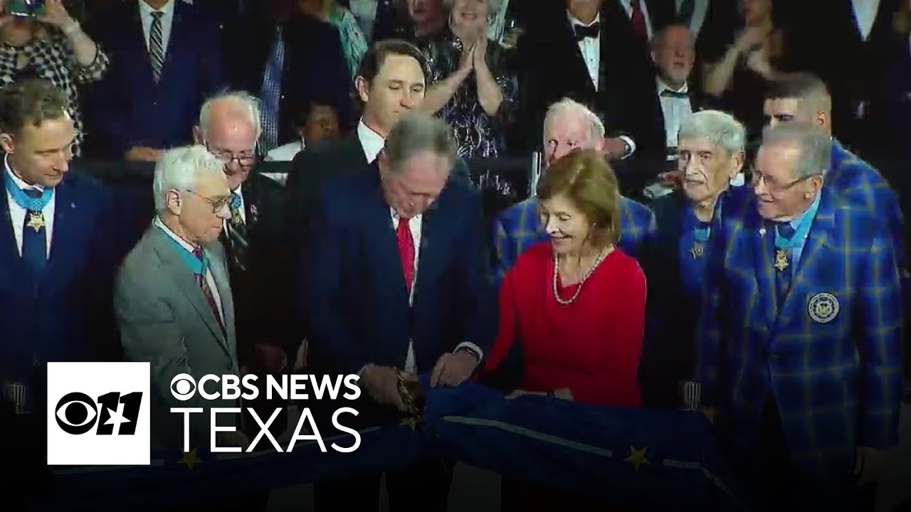 George W. and Laura Bush cut the ribbon at the Medal of Honor grand opening ceremony