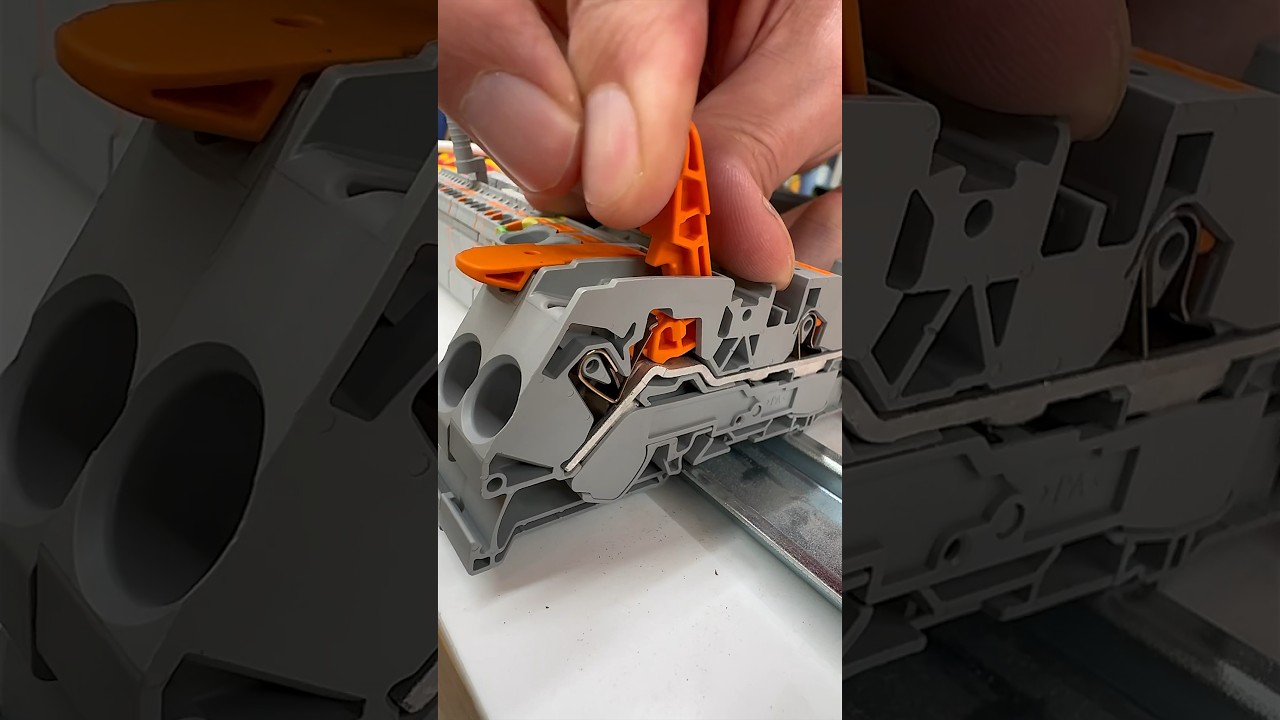 How does a WAGO connector work?