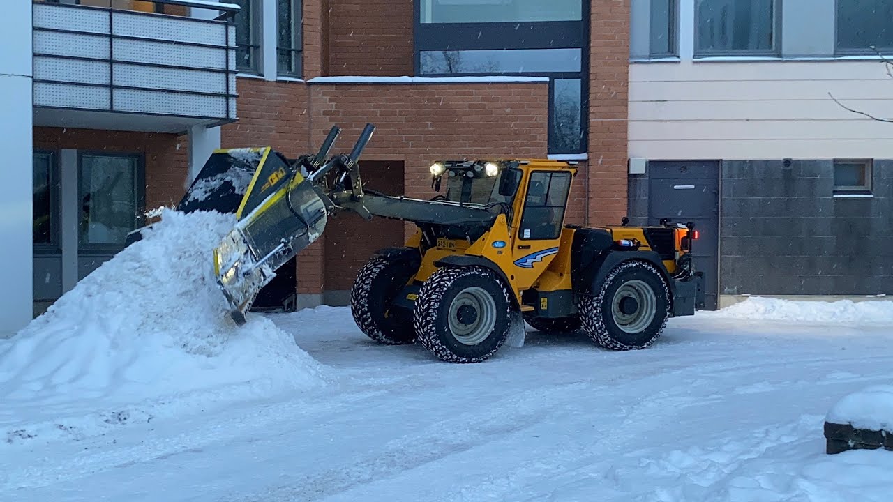 Wille 665 with a wille-optim snow bucket clearing some snow