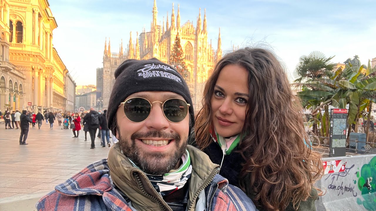 Esco in Moto con una modella EICMA #FabryRock