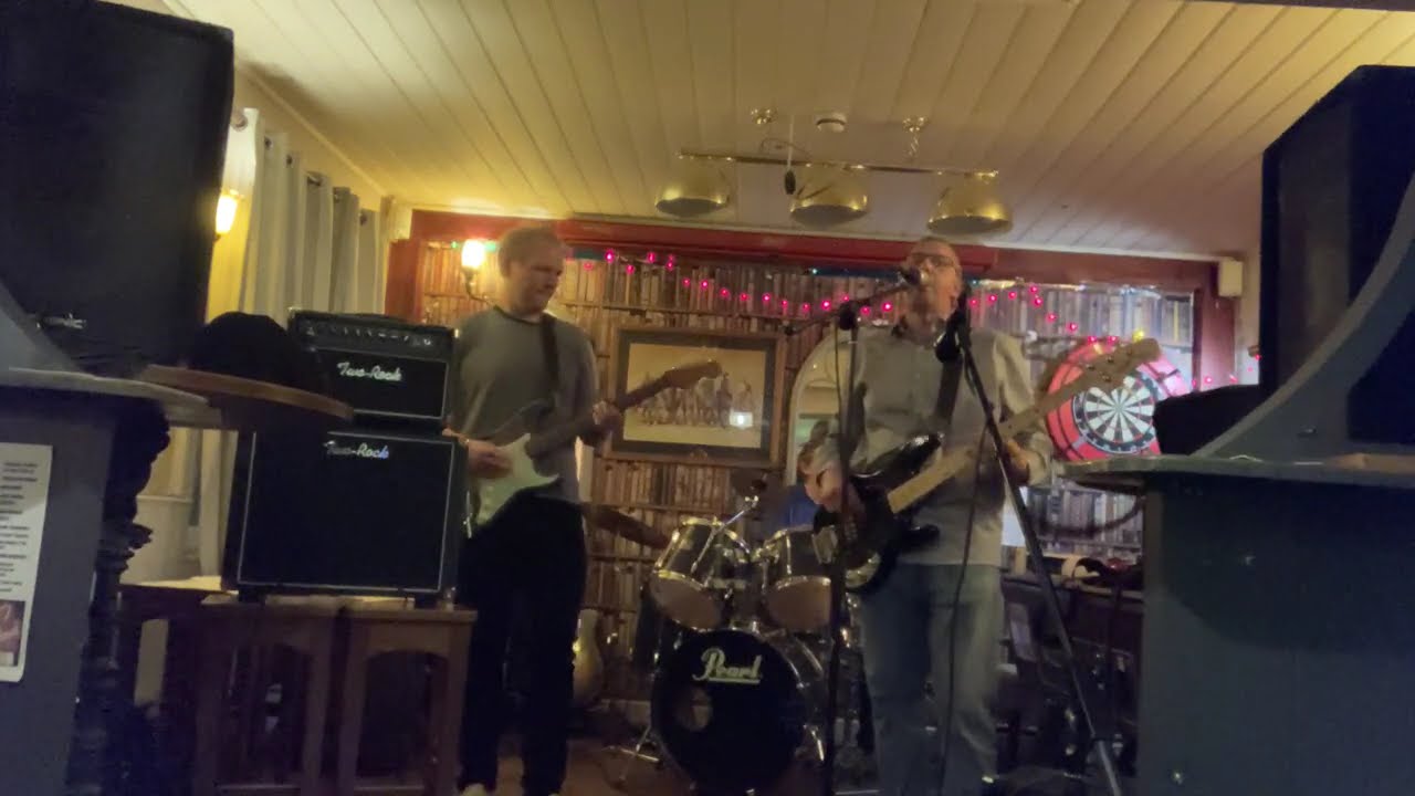 Del's Crowded House live at the Nags Head