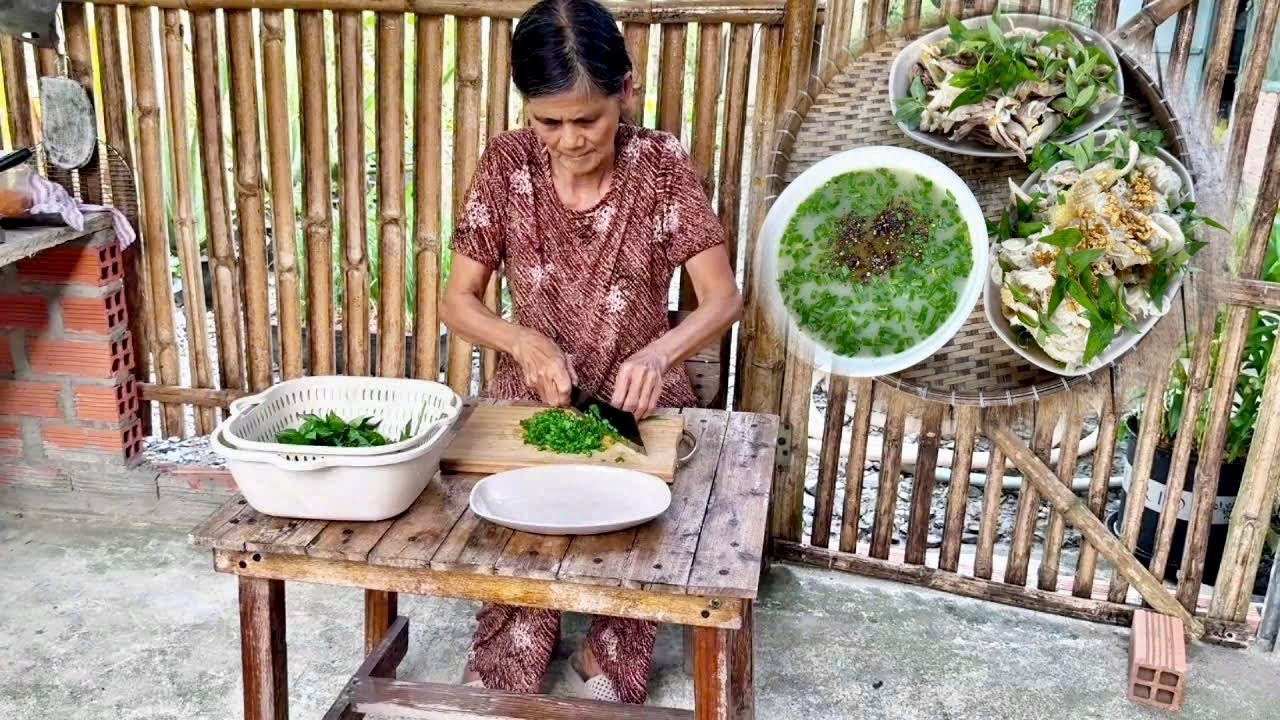 Mẹ nấu cháo gỏi gà thân cây chuối,hương vị quê nhà ấm lòng những ngày cận Tết | Quê Nhà Còn Mẹ 