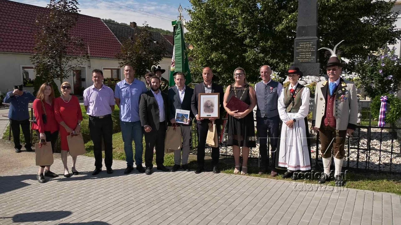 Milovice slavnostně odhalily pamětní desku na poctu významnému rodákovi Hansi Folkovi