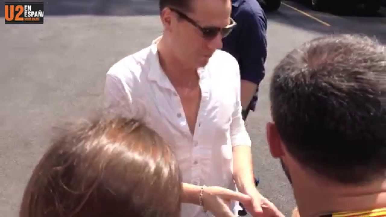 Larry Mullen recibe su ejemplar de 