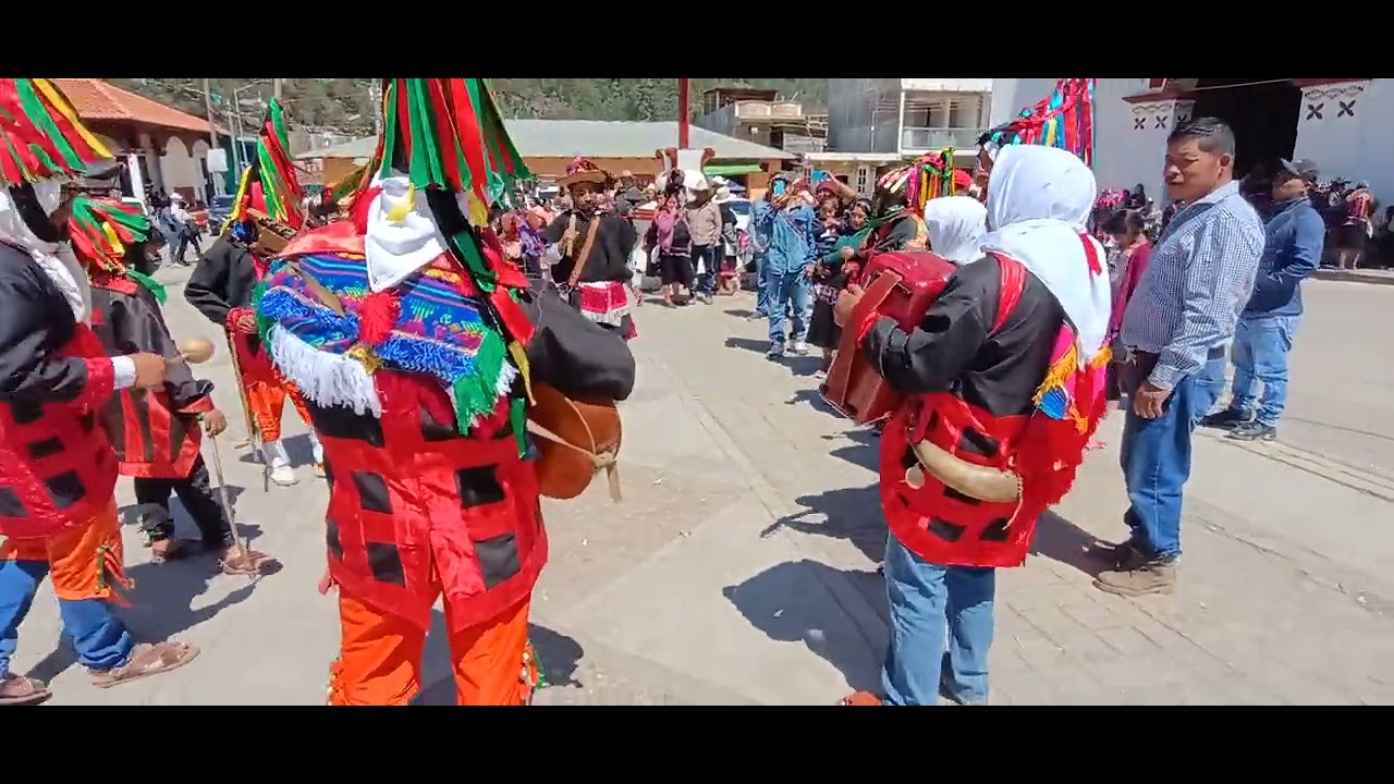 Los maxes que son originarios de San Juan Chamula presenciaron en Tenejapa 