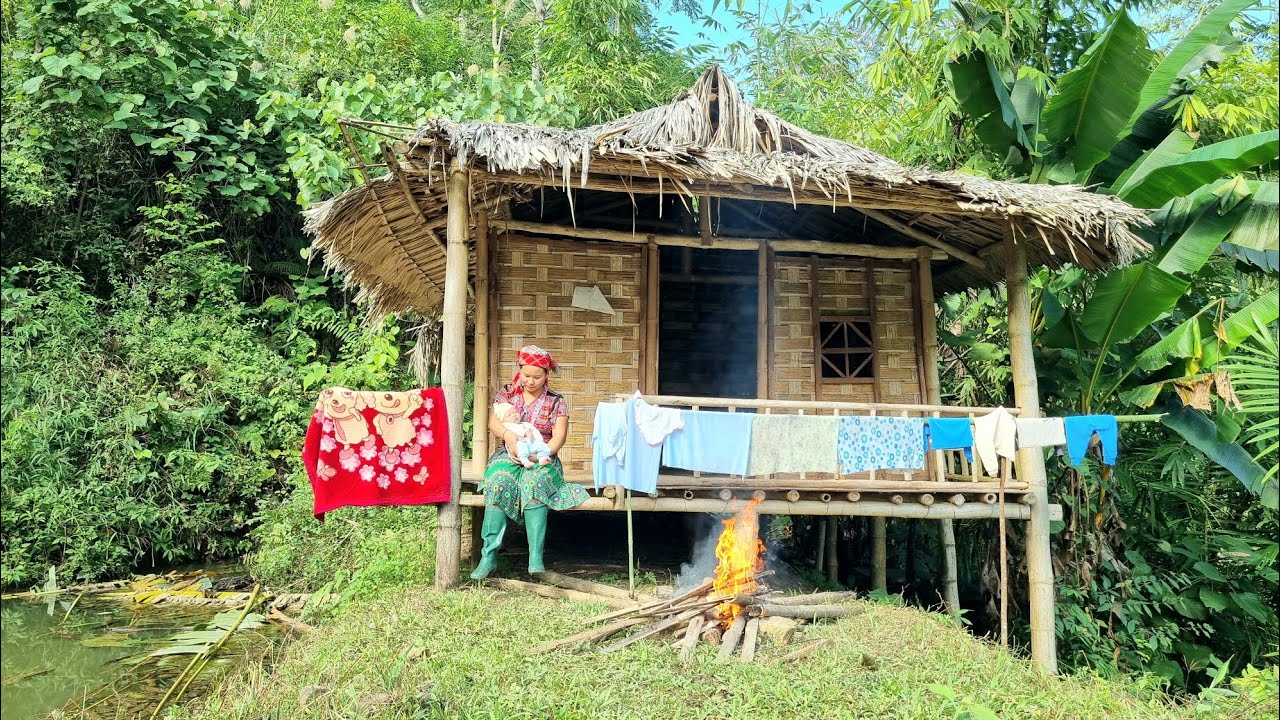 Life of a single mother renovating an abandoned bamboo house in the forest - Taking care of a baby.