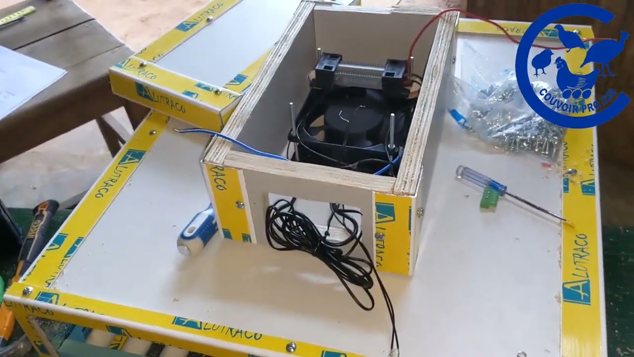 Couveuse automatique de 70 œufs : présentation et branchement du thermostat HT-10