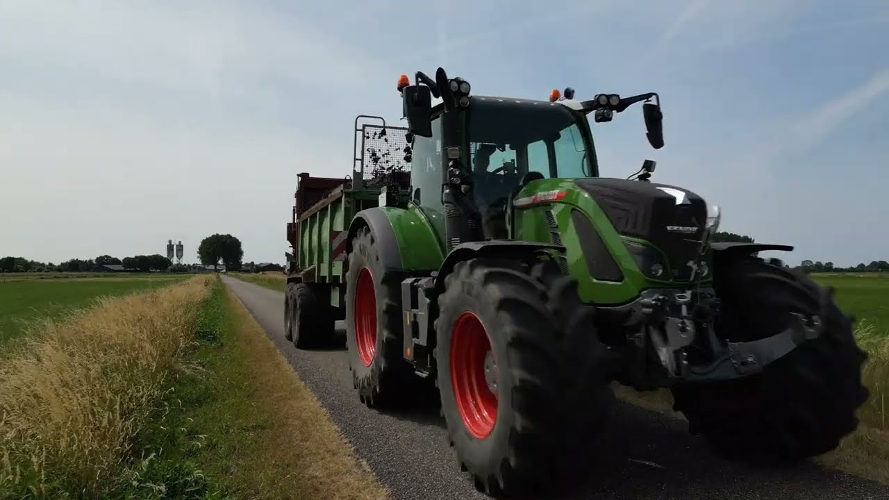 Fendt 718 met Strautmann Streublitz 1805 ruwe stalmest aan het uitrijden mestverspreider