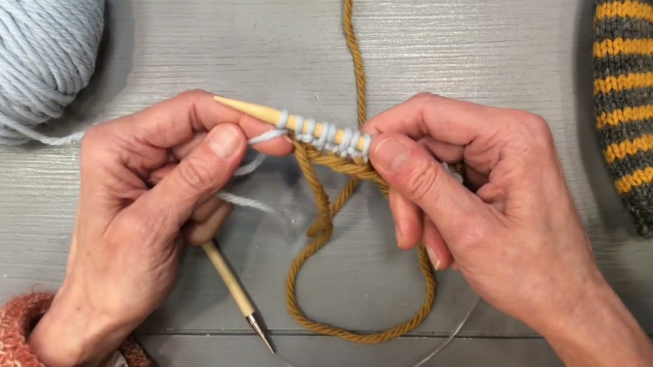 Avvio tubolare in tondo per coste 1/1 con filo di scarto - Primo metodo - Tubolar cast on