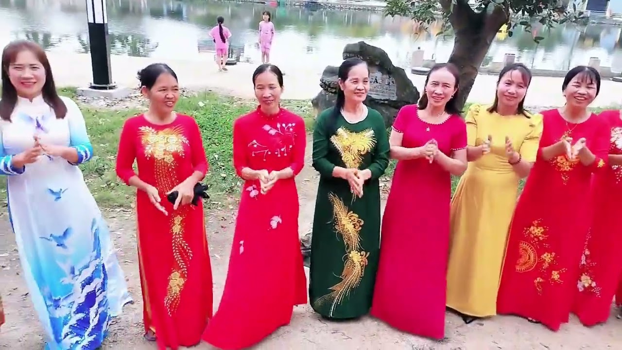 SẮC ÁO NGÀY XUÂN