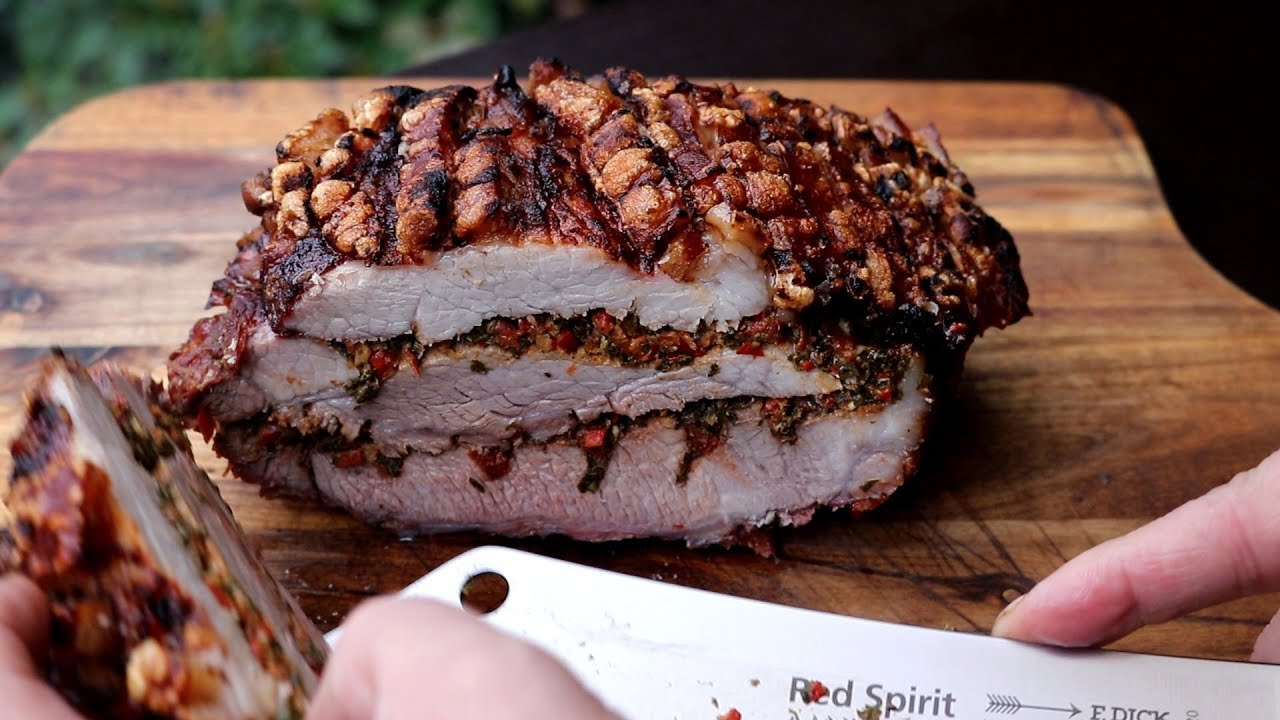 Schweinekrustenbraten mit rotem Chimichurri gefüllt