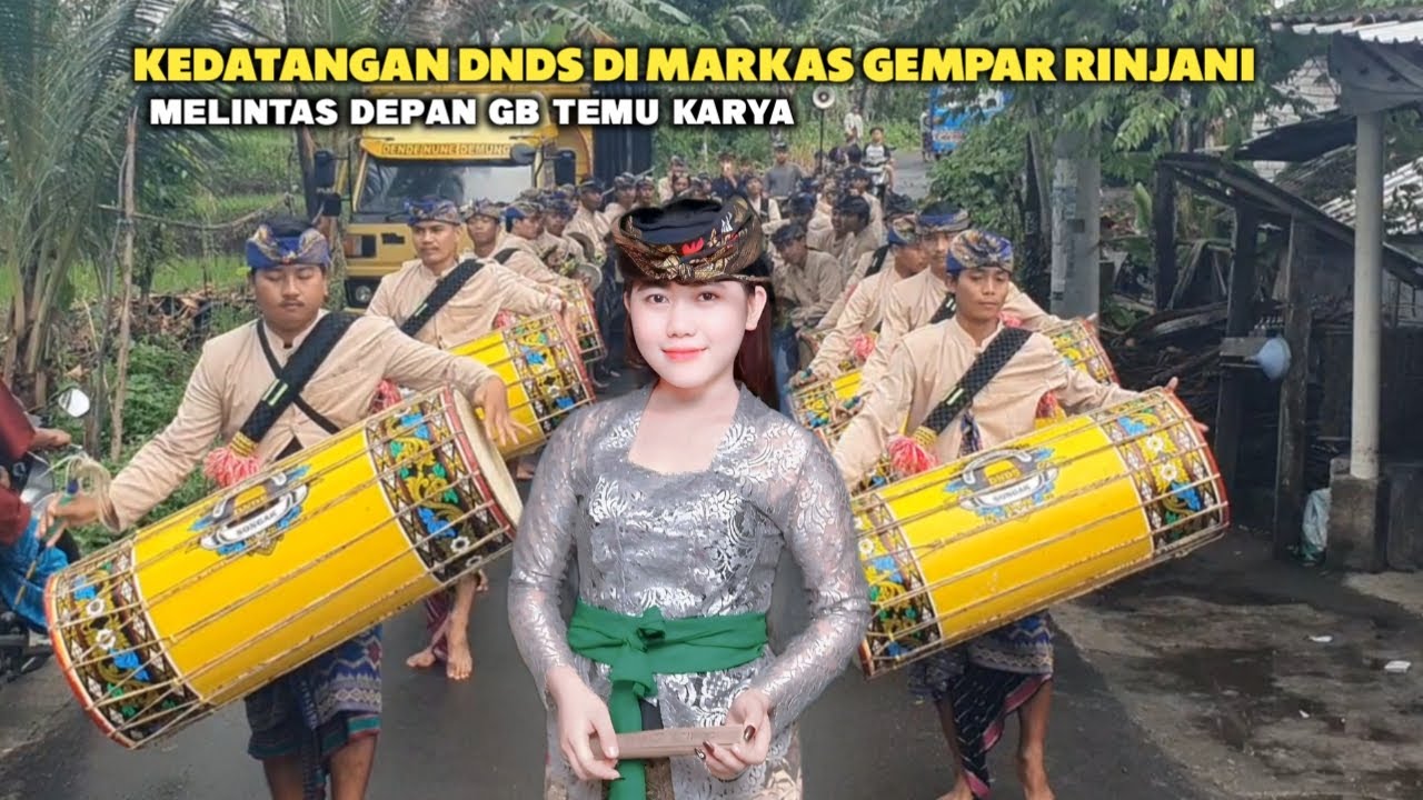 KEDATANGAN GENDANG BELEQ DNDS SONGAK DAN BAJER MELINTAS DEPAN GB TEMU KARYA TERBARU DI DASAN GEDANG