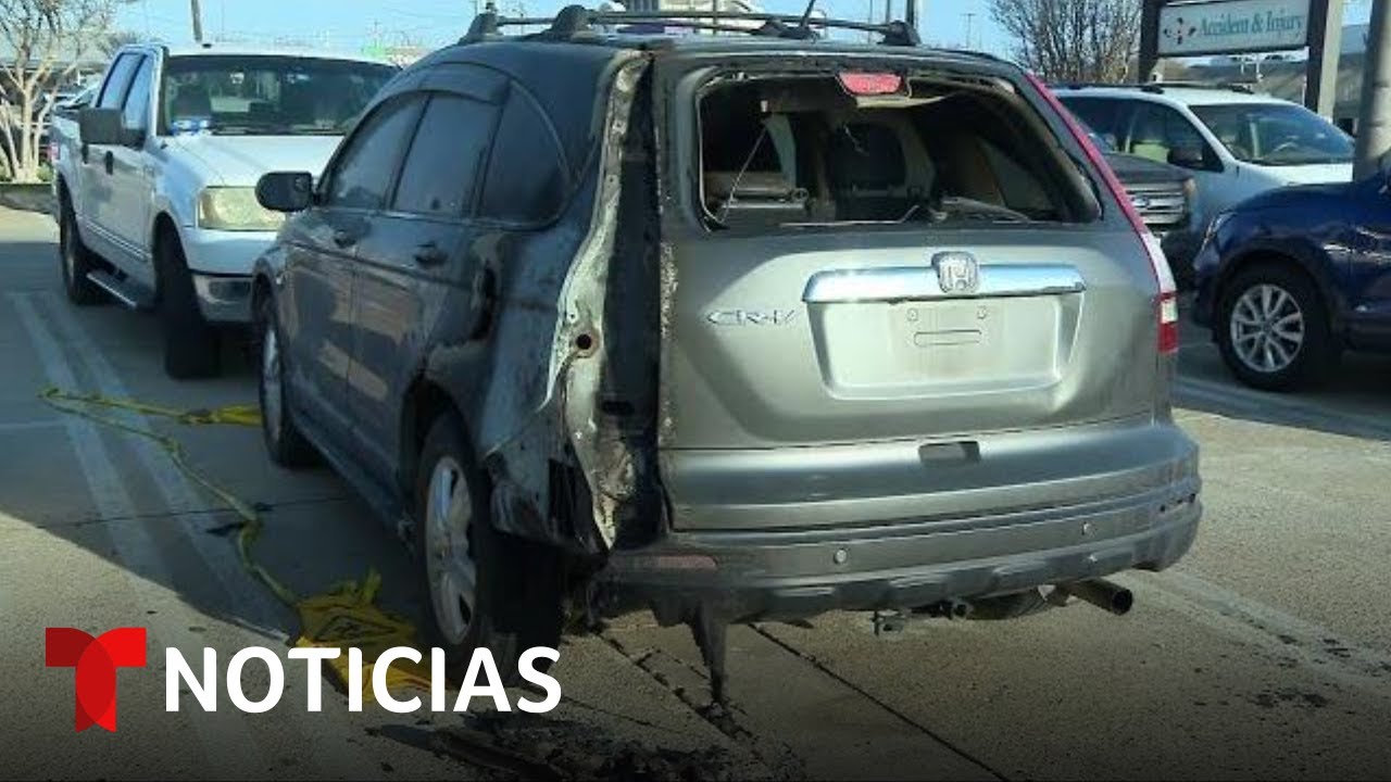 Un hombre le prende fuego a un auto en Texas para buscar que le deporten | Noticias Telemundo