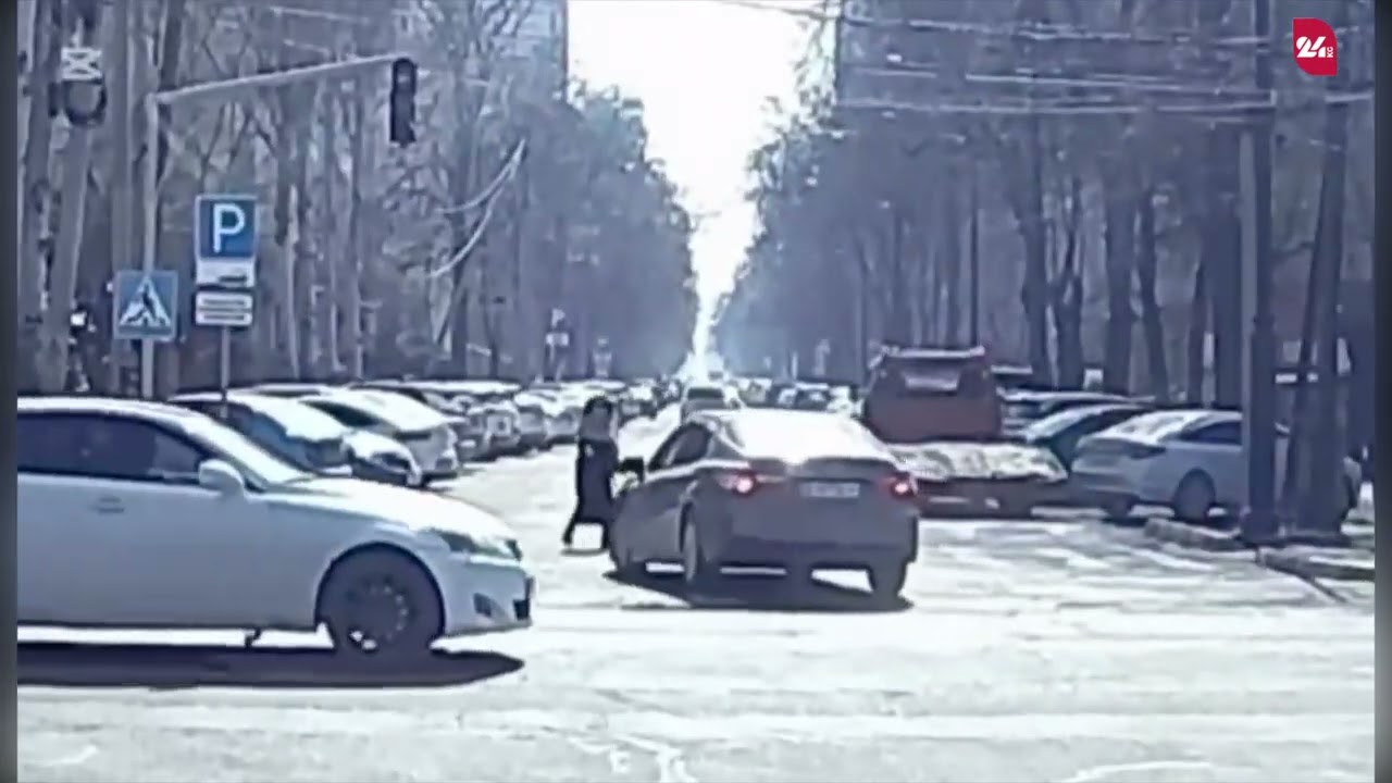 Едва не сбил пешехода в Бишкеке. Водитель автомашины оштрафован