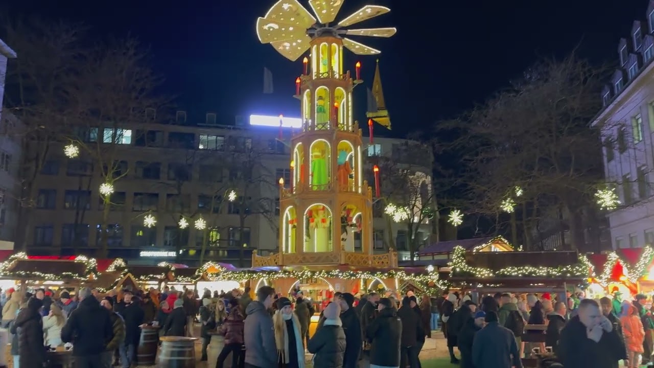 Weihnachtsmarkt Kiel 2025 Asmus-Bremer-Platz mit Weihnachtspyramide