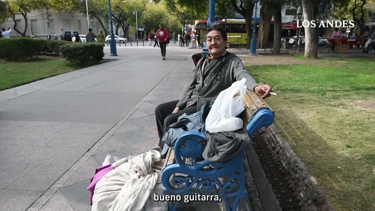 Compuso más de 1.500 canciones de folclore cuyano y hoy duerme en un banco de la plaza Independencia