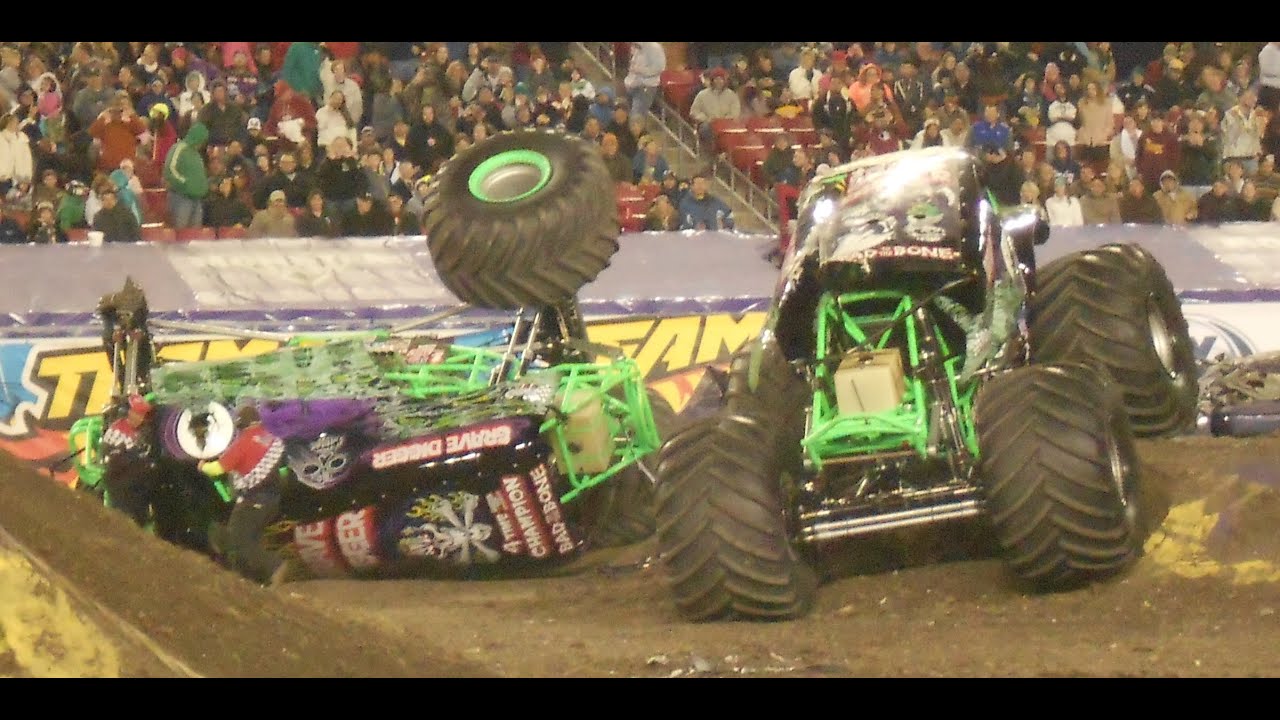 2 GRAVE DIGGER'S WHAT???? FLIP and CRASH   Tampa FL 2014 FREESTYLE CRAZY AWSOME !!!
