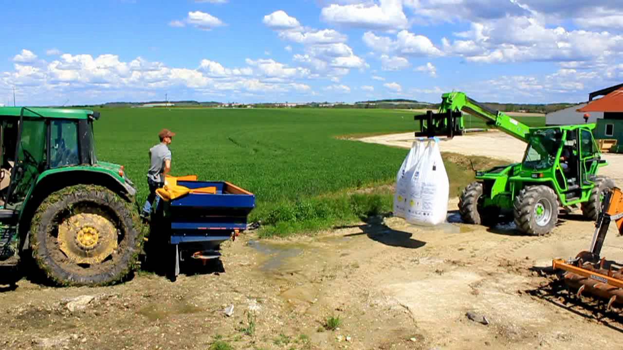 Epandage d'engrais (spreading fertilizer  2012)