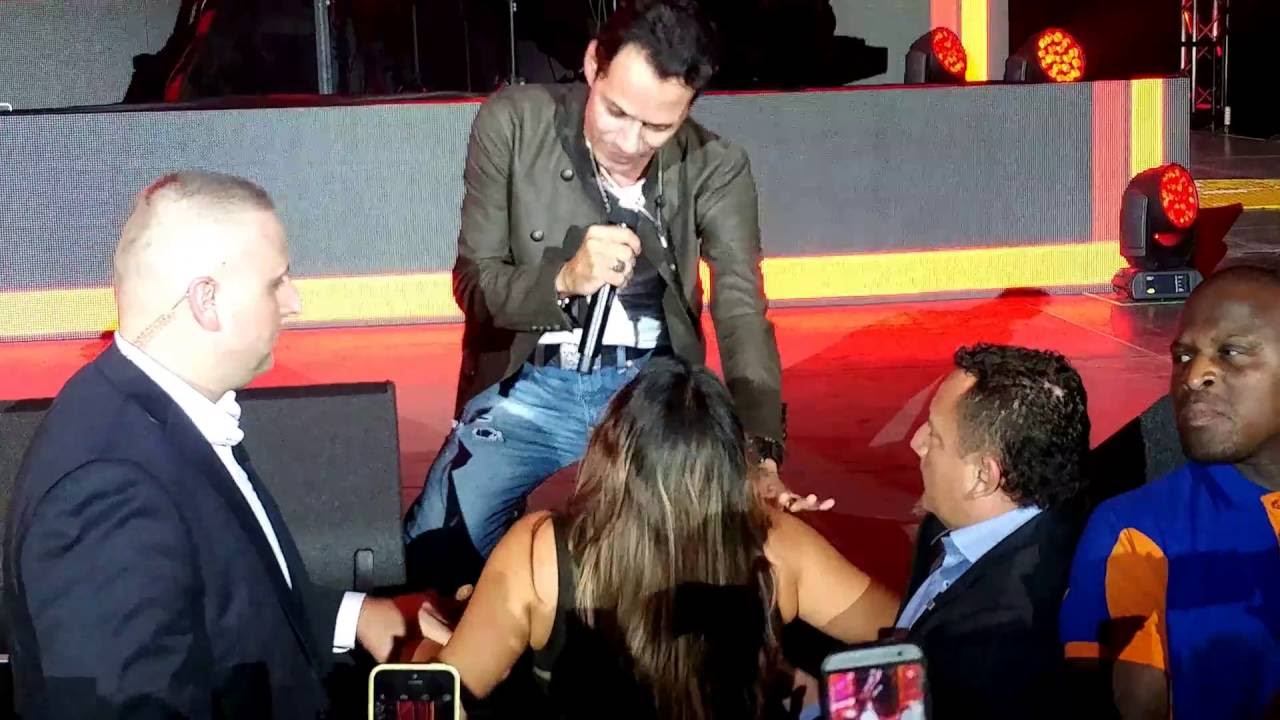 Colombian Fan Jumps into Stage @ Marc Anthony London 2016 O2 Arena