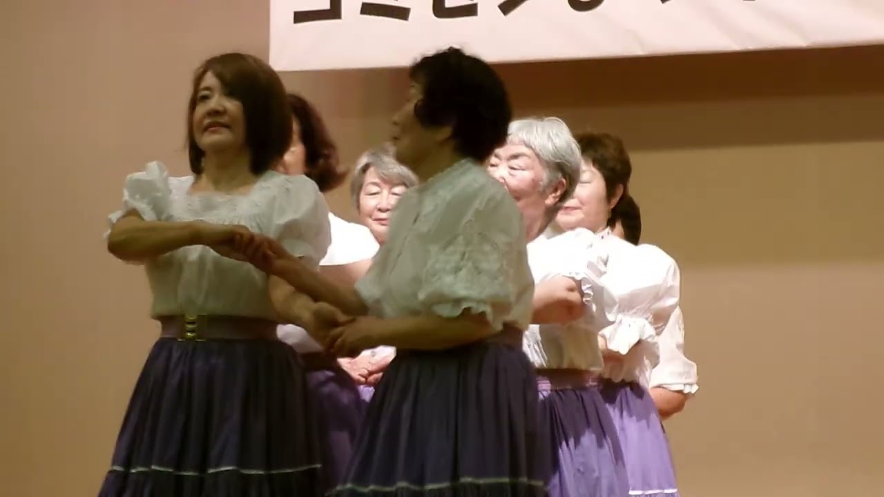 2025 コミセンまつりにおける飯塚中央フォークダンスの演舞