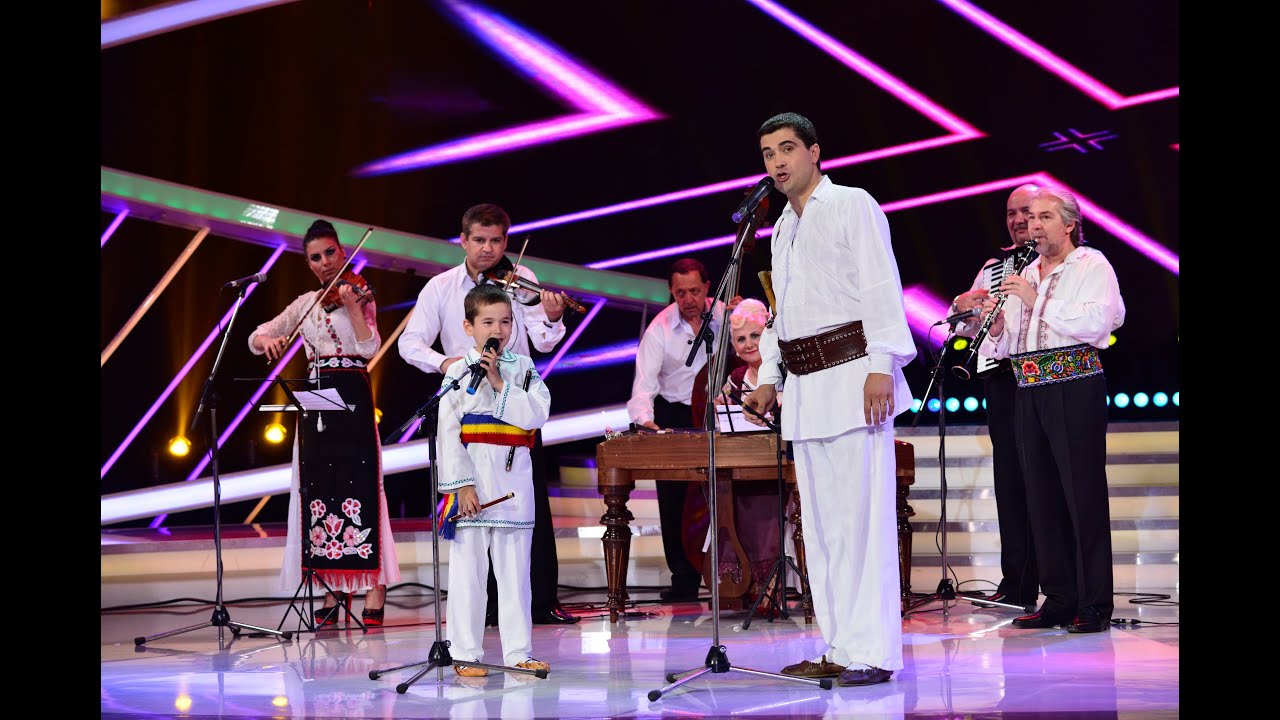 Gelu Voicu, alături de fiul său, Tudor Voicu,  cântă o melodie populară, la 