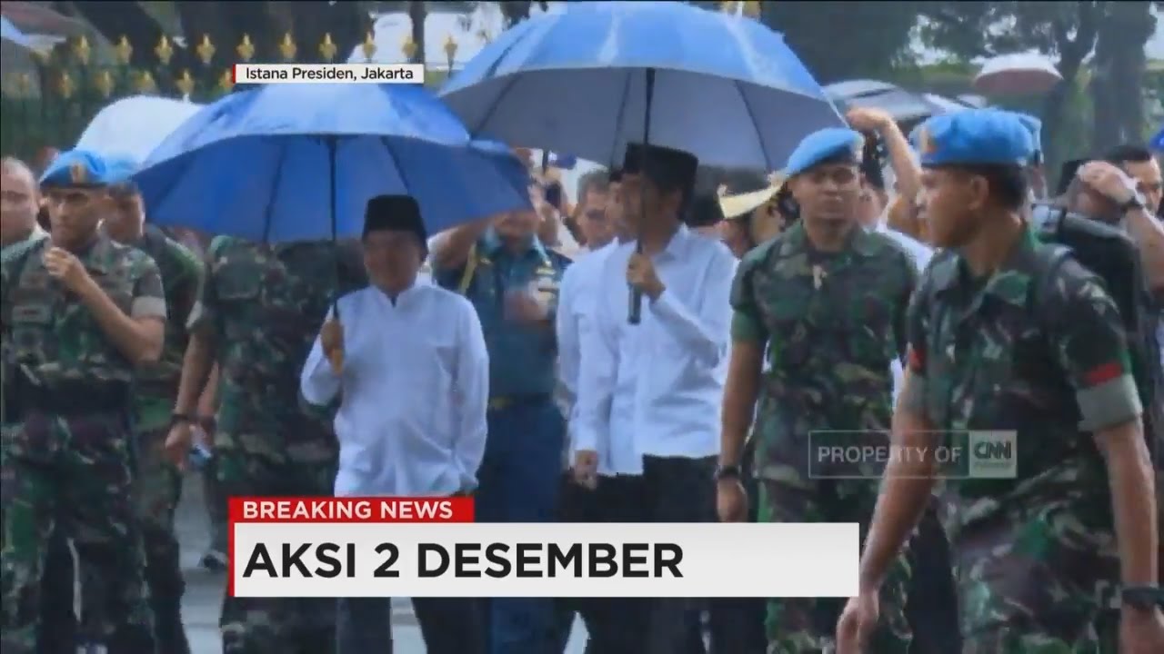 Jokowi - JK dengan Payung Tembus Hujan, Ikut Shalat Berjamaah di Monas