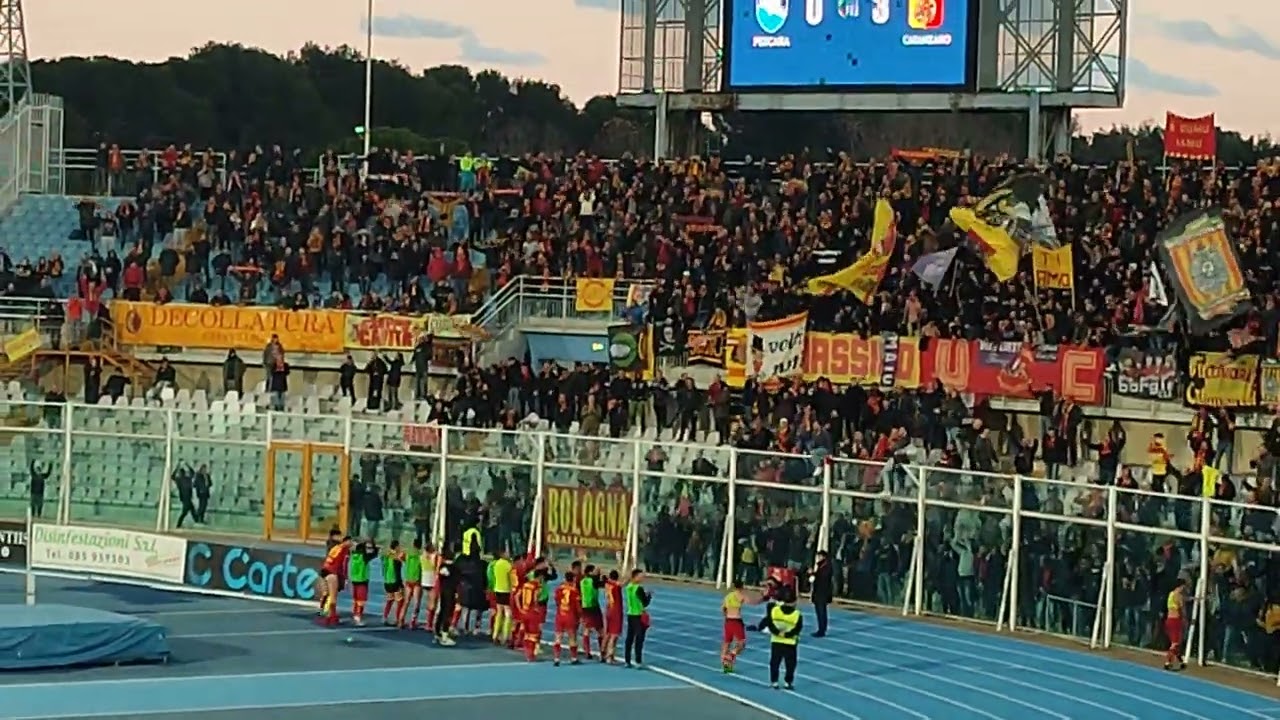 La nord saluta la squadra, il Catanzaro fa festa coi tifosi.