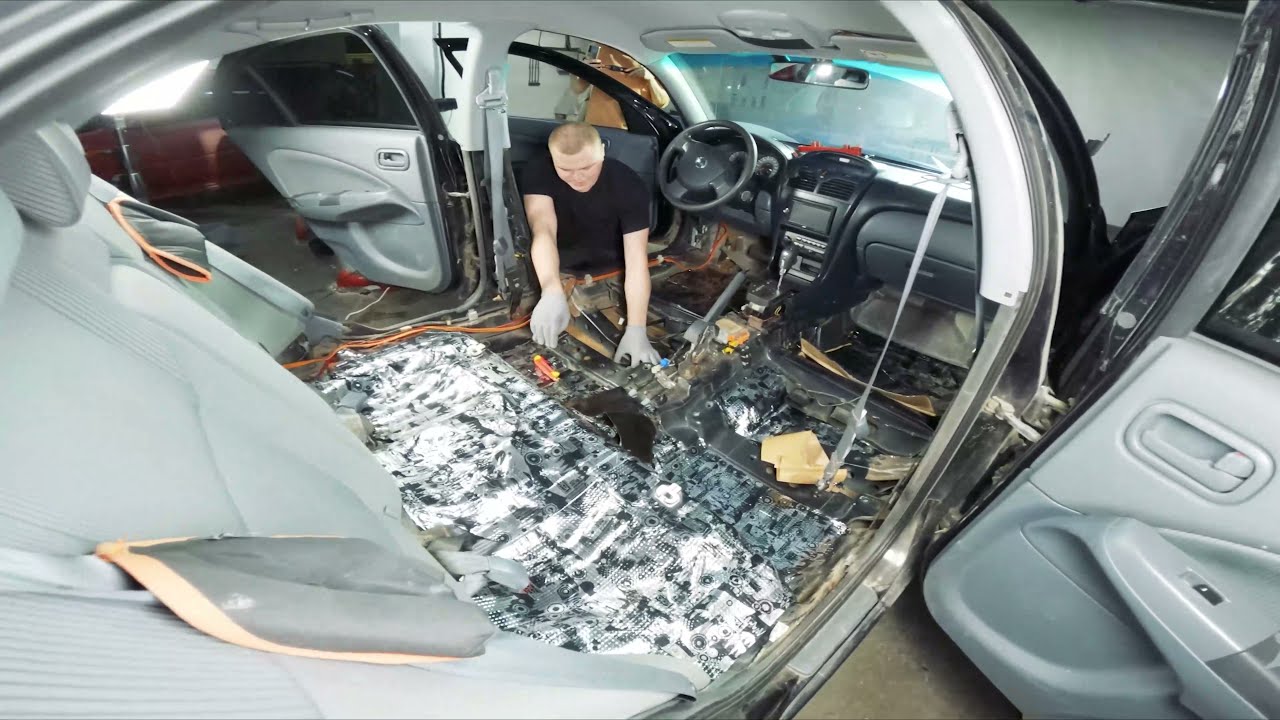 Bodendämmung im Auto der Kompaktklasse/KALAPIE ALUBUTYL
