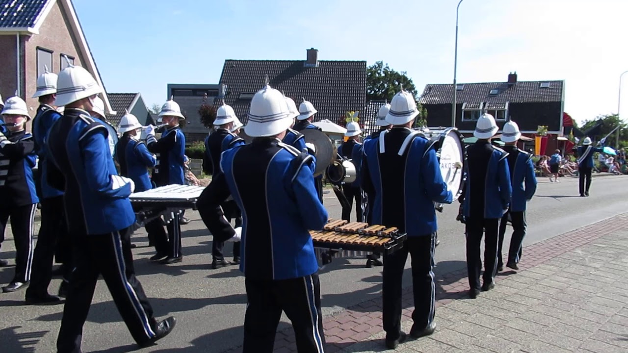 Showband Takostu uit Stiens bij bloemencorso Eelde 31-8-2019