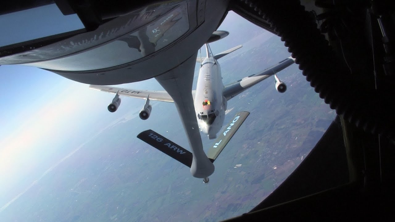 Millimeterarbeit - Luftbetankung eines Awacs Flugzeuges - Bundeswehr