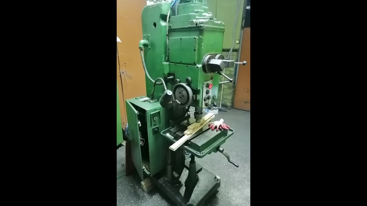 Сверлильный станок 2Н125. Коробка скоростей и система смазки.Часть 1. /Drilling machine.USSR. 1970.