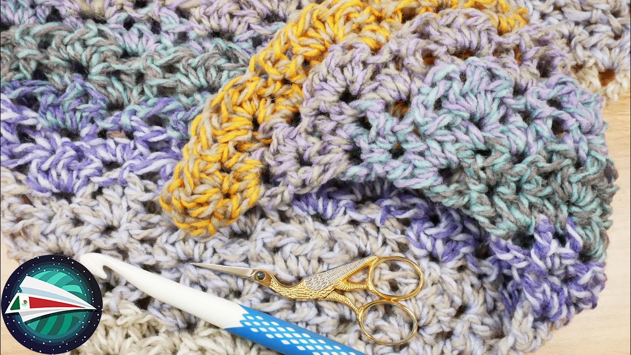 Ganchillo | Chal triangular con degradado de colores | Chal acogedor hecho con un ovillo de lana