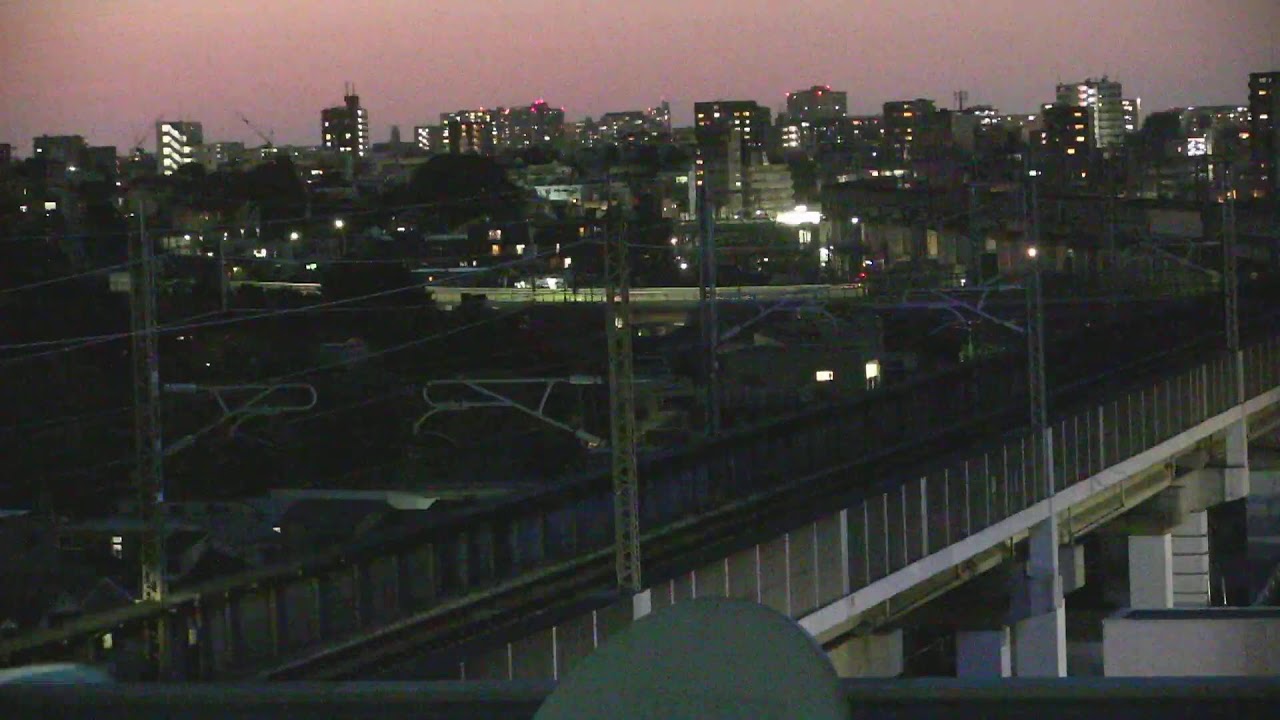 北区観光ライブカメラ -北とぴあを横断する新幹線-