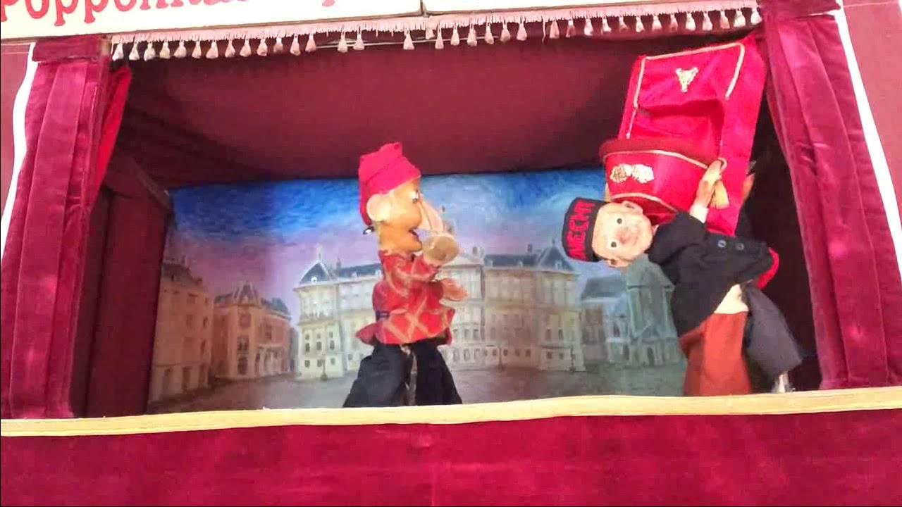Toneelspelen met Jan Klaassen en Katrijn. Een voorstelling van de Poppenkast op de Dam op film!