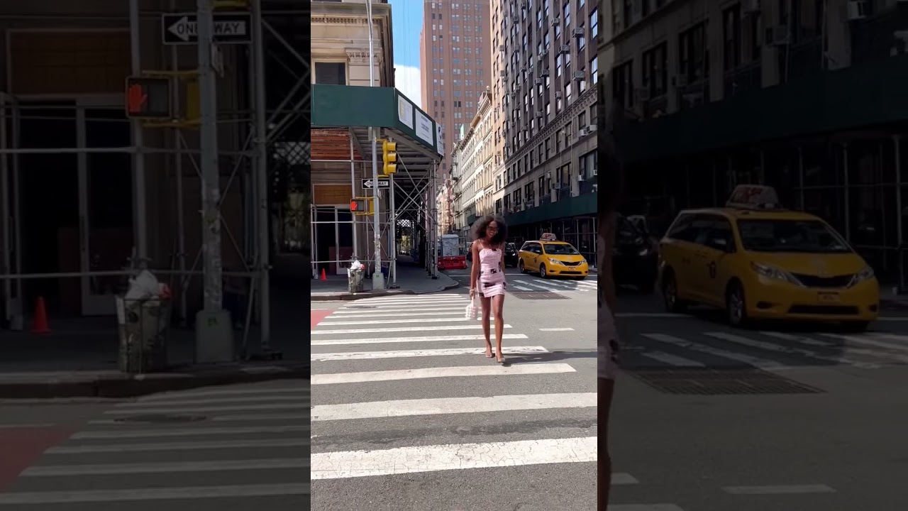 I got to live my Sex and the City dreams during #nyfw! 😍 #fashionblogger #fashionstyle #fashionhack