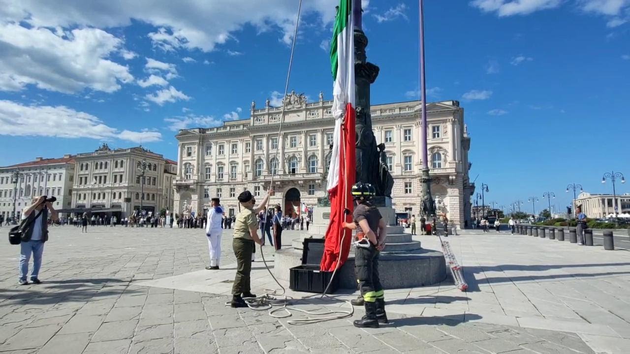 Trieste celebra la liberazione dall'occupazione jugoslava: l'alzabandiera in piazza Unità