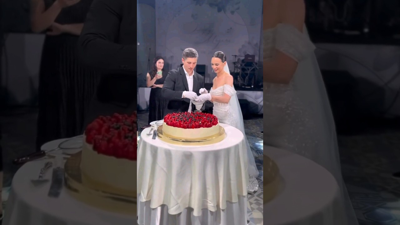 Новый тренд. Молодожёны сами  украшают свой свадебный торт.