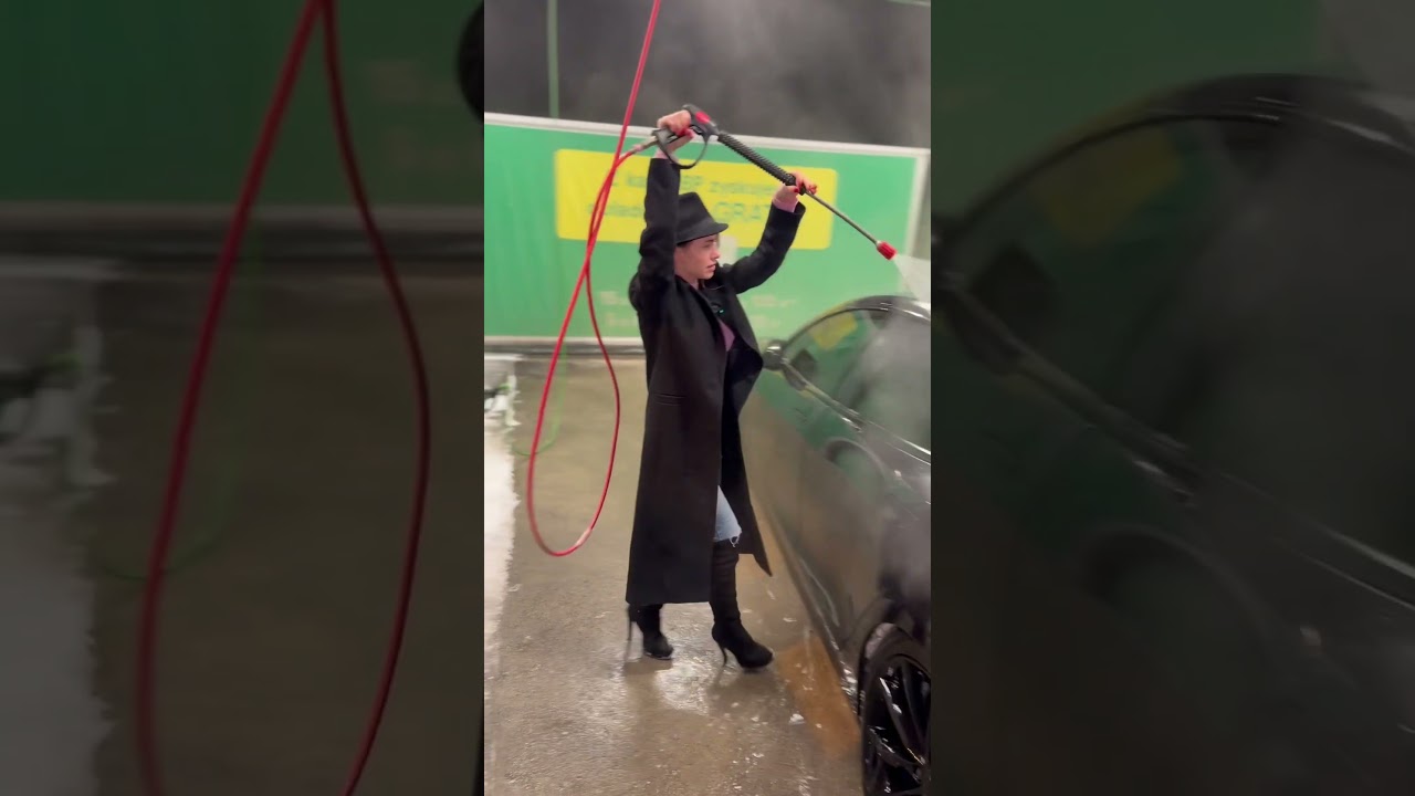 Cześć dalsza poszukiwania mikropęknięć uszczelki drzwi🧐.Zamarzanie samochodu po myjni. #ferrari