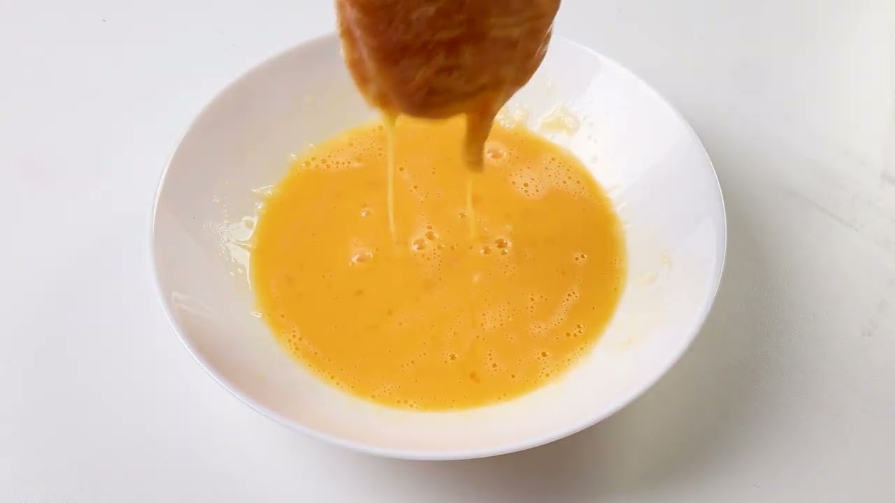 Хрустящий итальянский сэндвич с куриной котлетой, обжаренной до золотистой корочки, расплавленной...